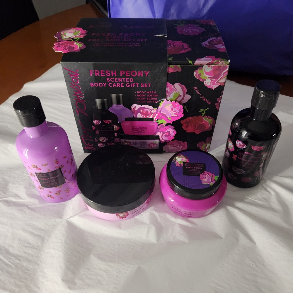 NWT BETSEY JOHNSON Peony Lotion Scrub Butter Wash GIFT SET